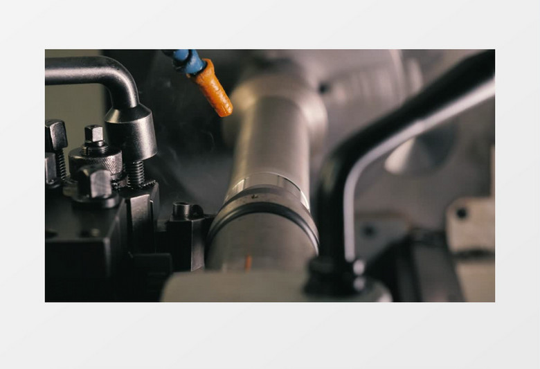 特写拍摄切割圆筒形钢的工业机械实拍视频素材