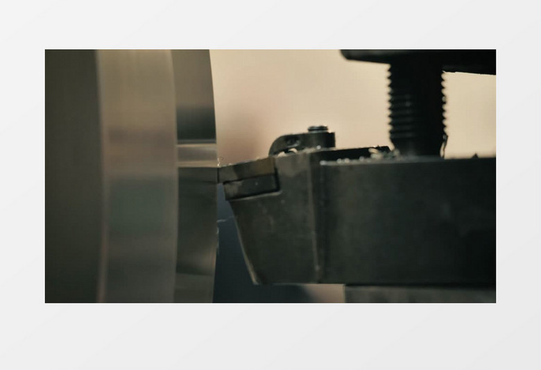 特写拍摄在车床上切钢的工业机器实拍视频素材