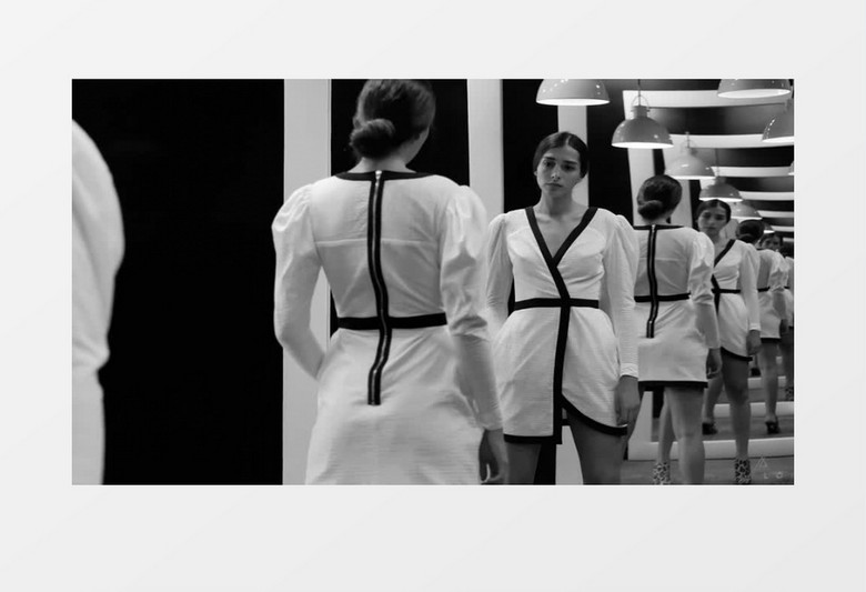 模特试装对着镜子看衣服效果实拍视频