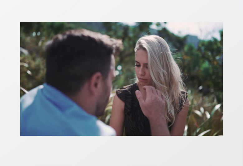 男人在给女人撩头发实拍视频素材