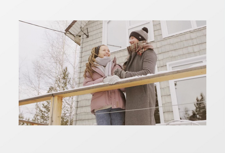 一对情侣扶着栏杆看雪景实拍视频素材