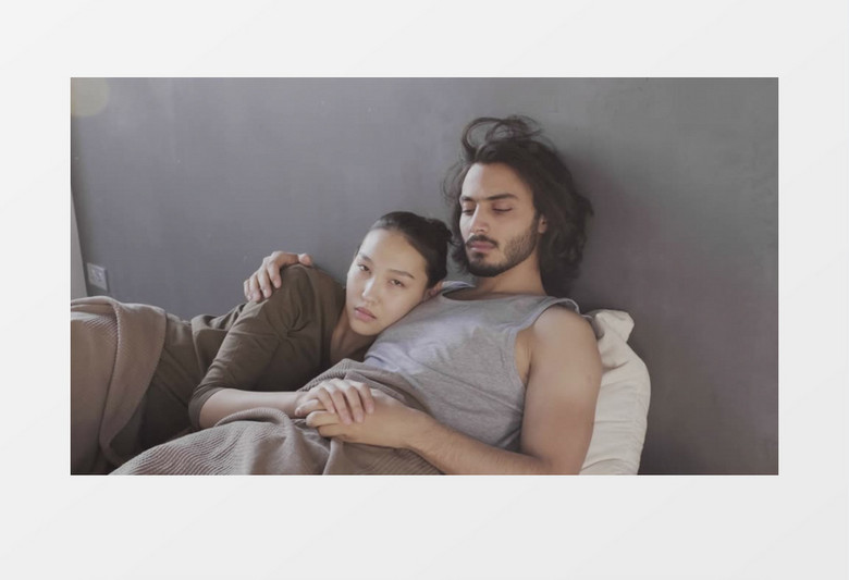 一个女人依偎在男友身上实拍视频素材