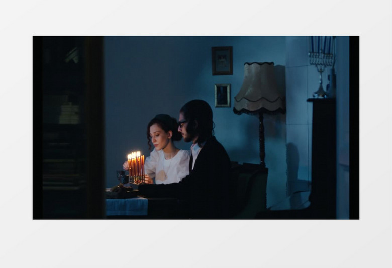 一对情侣在点蜡烛实拍视频素材