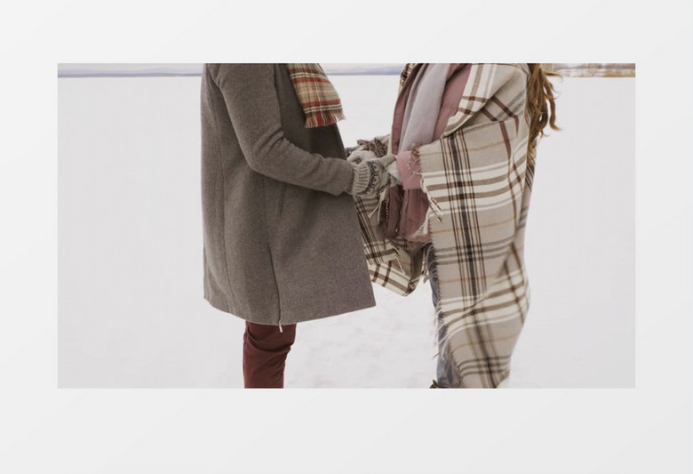 一对情侣手拉手站在风中实拍视频素材