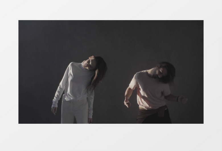 一对情侣在黑暗中甩头发实拍视频素材