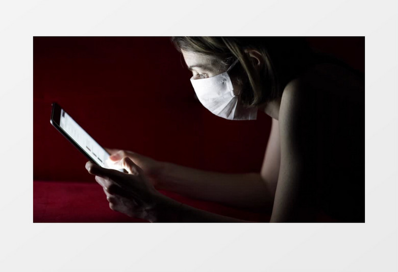 戴口罩的护士在玩手机实拍视频素材