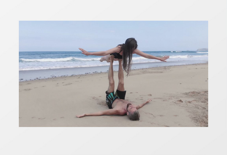 在海边做瑜伽运动的爱人实拍视频素材