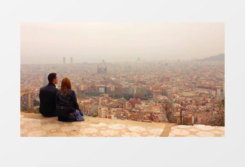 一对情侣坐在天台上俯瞰城市实拍视频素材