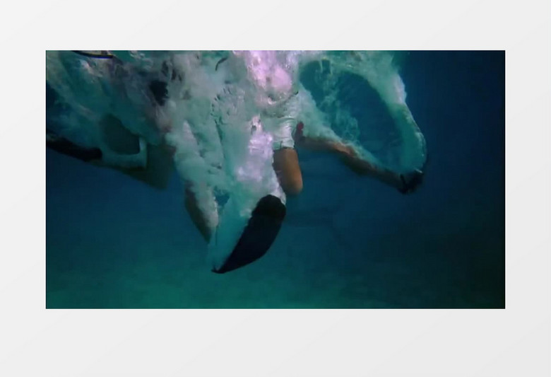 一对情侣跳下大海潜水实拍视频素材