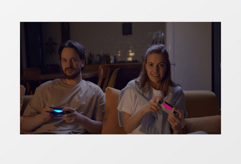 一对情侣窝在沙发上打游戏实拍视频素材