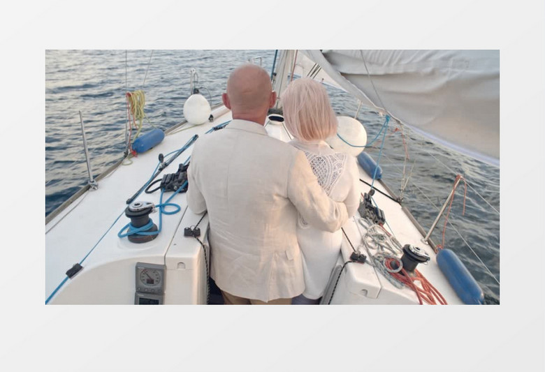 情侣相拥在航行在大海的游船上实拍视频素材