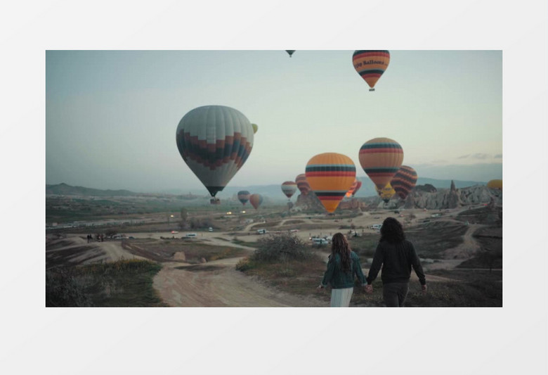 情侣二人在热气球下漫步实拍视频素材
