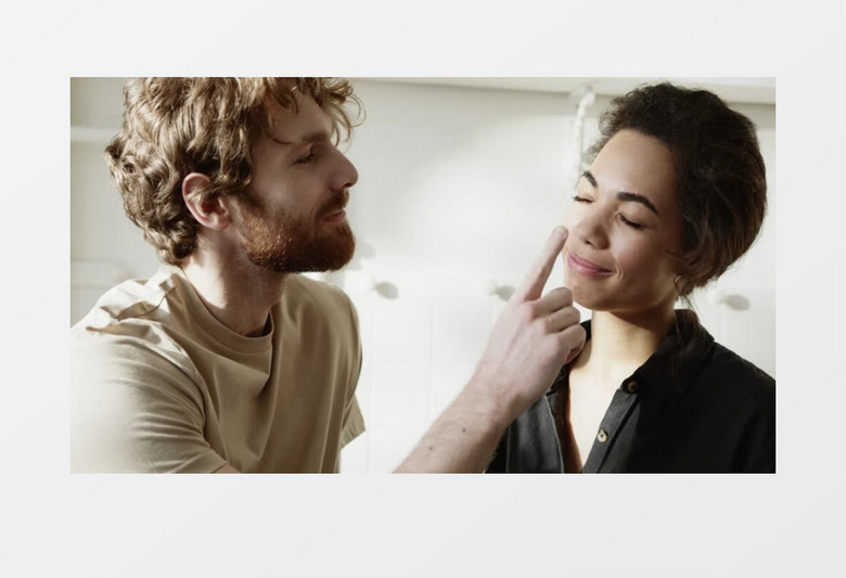 男人在女人的脸上点面粉实拍视频素材