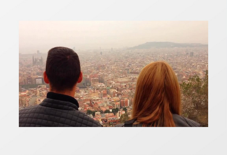 情侣二人俯瞰远处的城市实拍视频素材