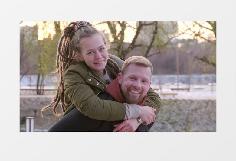 男人背着女人开心的转圈实拍视频素材