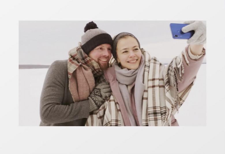 超高清实拍情侣在雪地自拍实拍视频素材