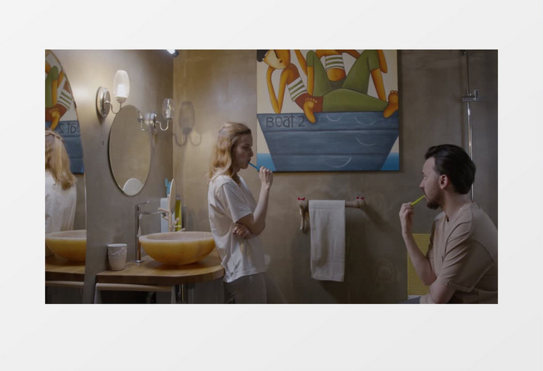 在卫生间洗漱刷牙的情侣实拍视频素材