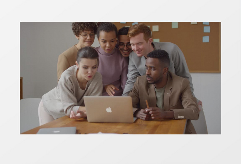 六人小组查看电脑愉快交流实拍视频素材