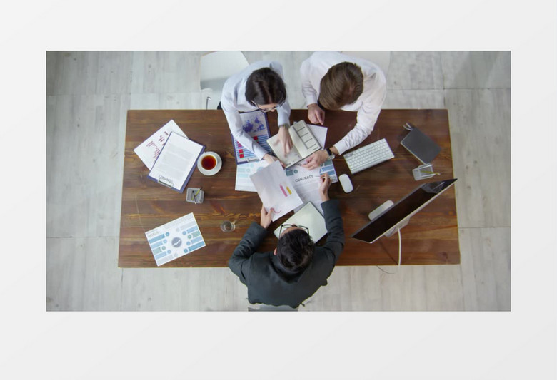 俯拍在激烈讨论的三人小组实拍视频素材