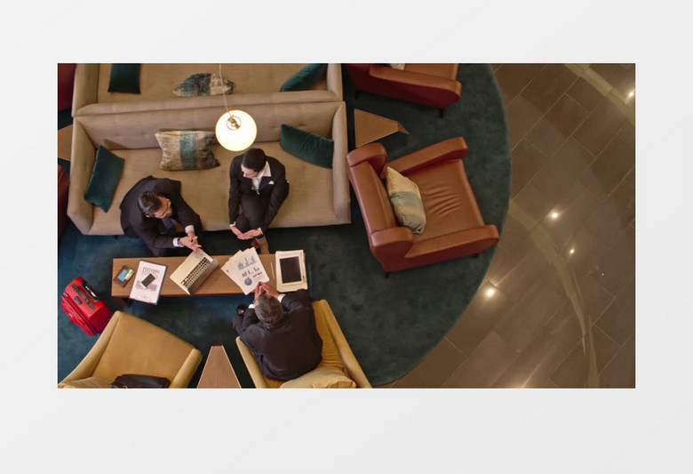 俯拍在讨论工作的职业人士实拍视频素材