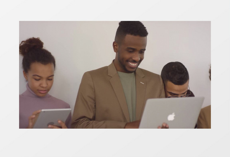 抱着电子产品工作的人们实拍视频素材