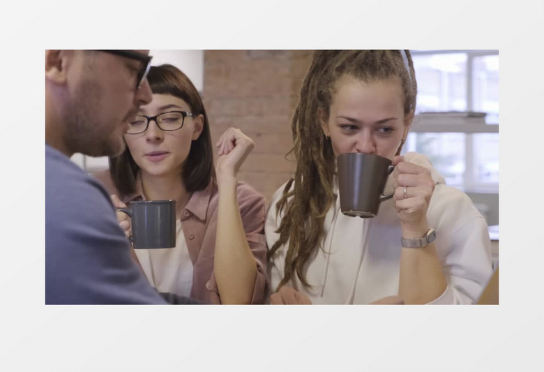 边喝咖啡边讨论工作的人实拍视频素材