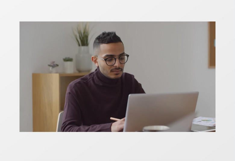 在电脑前工作的男人实拍视频素材