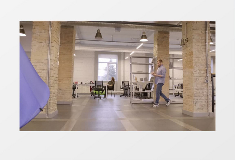 办公室白领们来来往往准备开始工作实拍视频素材