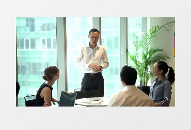 在跟团队开会的男人实拍视频素材