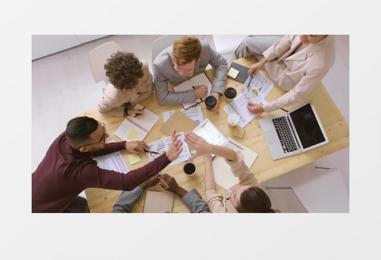 在跟同事开会击掌的人实拍视频素材