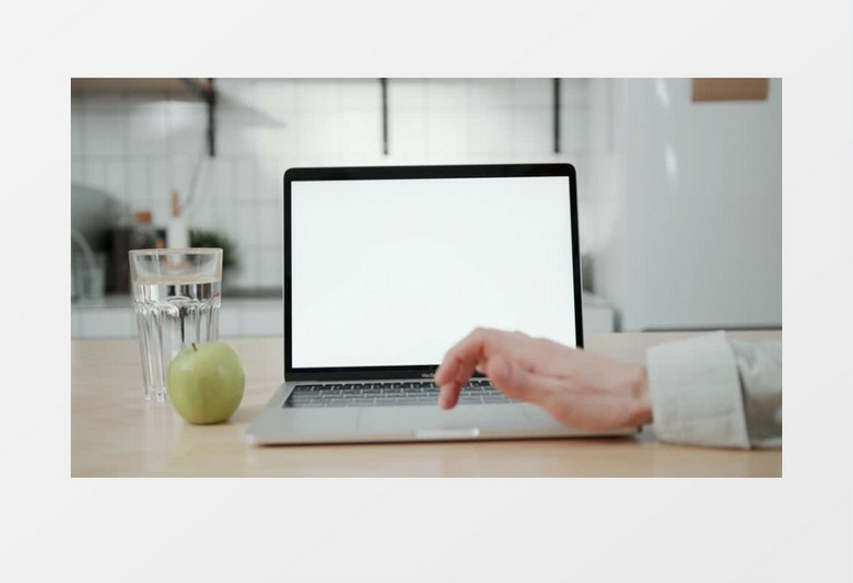 在电脑上打字工作的人实拍视频素材