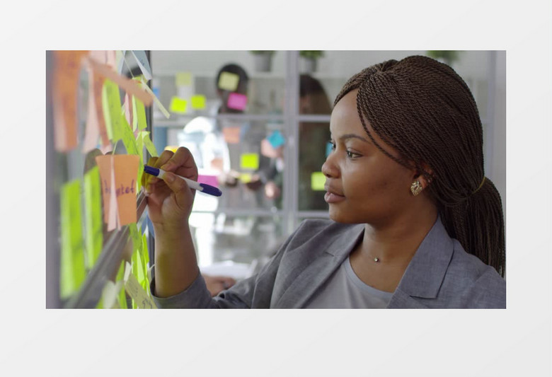 用记号笔写便利贴的女人实拍视频素材