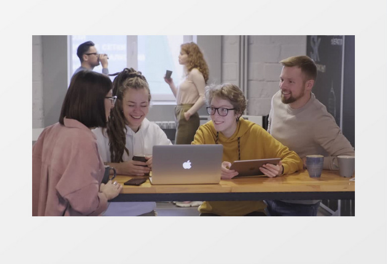 在吧台愉快讨论工作的人们实拍视频素材