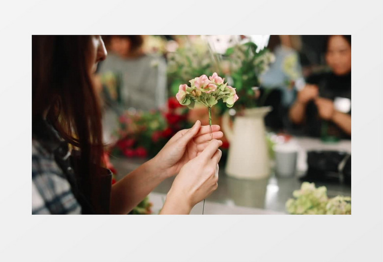 在做插花工作的花艺师们实拍视频素材
