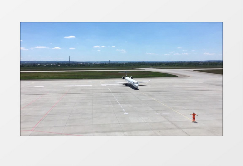 在机场指挥飞机航道的人实拍视频素材