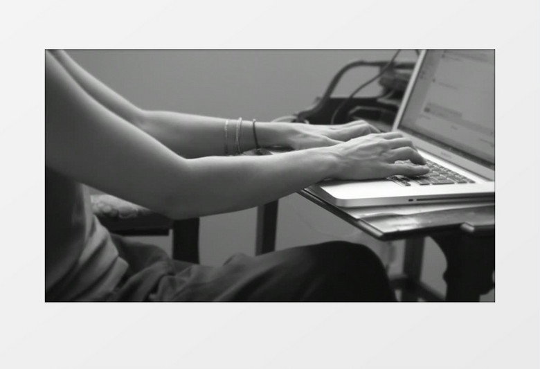 键盘上打字的人实拍视频素材