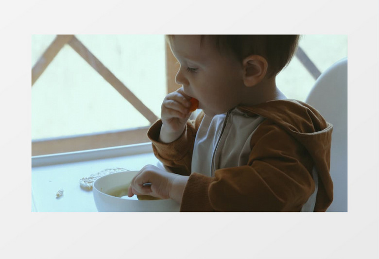 可爱的宝宝在自己吃饭实拍视频素材