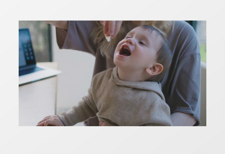 妈妈在跟宝宝玩投食游戏实拍视频素材