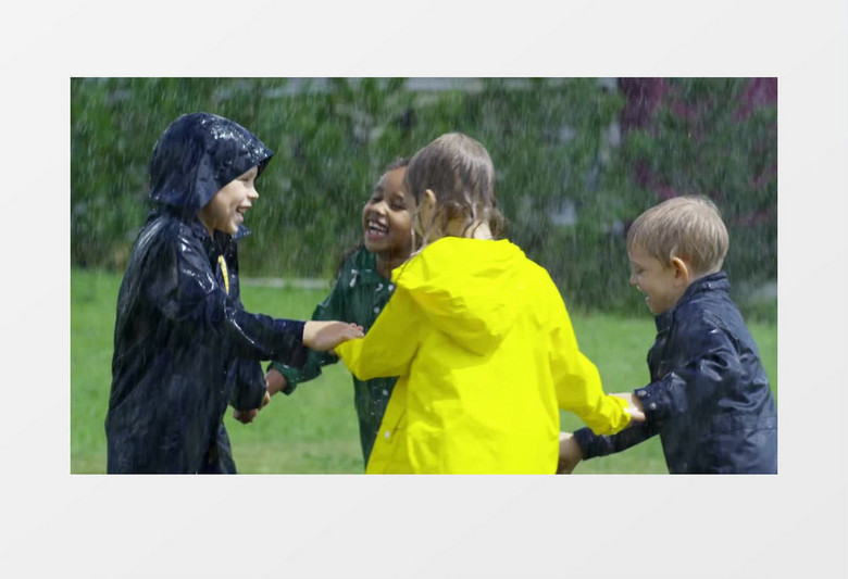 孩子们冒雨在草地上牵手转圈实拍视频素材 
