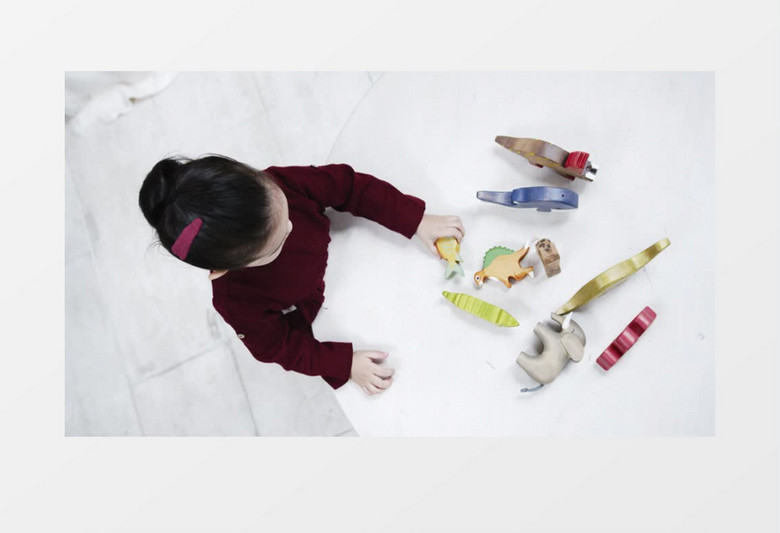 俯拍小女孩在玩木质玩具实拍视频素材