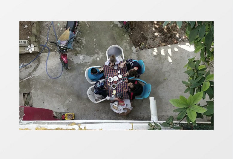 俯拍一家人在愉快的聚餐实拍视频素材