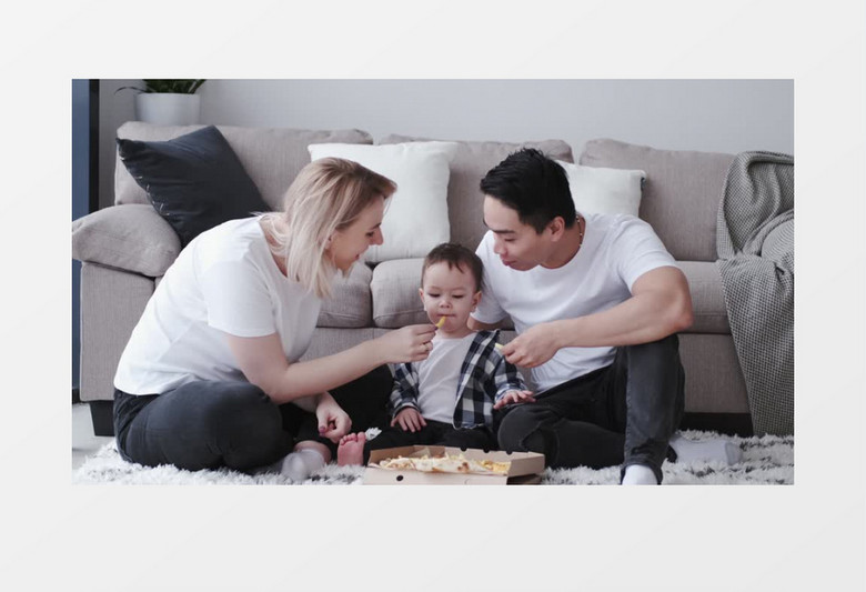 爸爸妈妈在给宝宝喂食薯条实拍视频素材