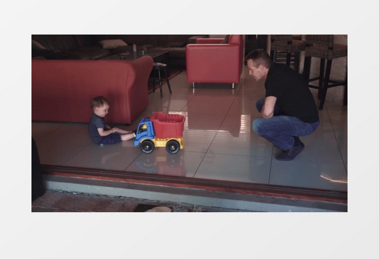 爸爸在陪着宝宝玩玩具汽车实拍视频素材