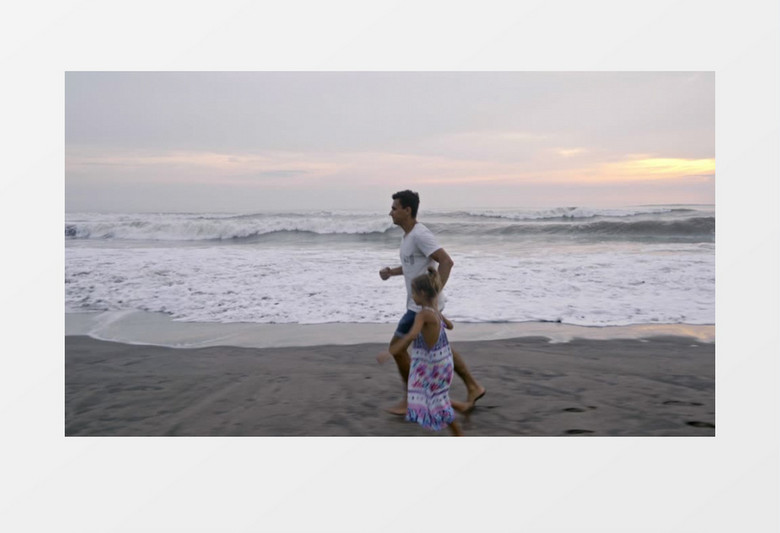 爸爸领着女儿在海边快速奔跑实拍视频素材