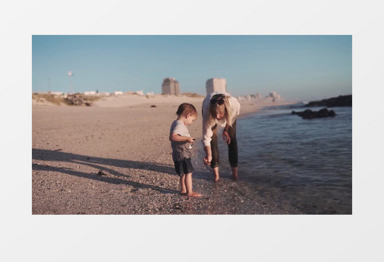 妈妈跟宝宝在海边捡贝壳实拍视频素材