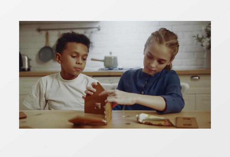 两个小朋友在搭建姜饼屋实拍视频素材