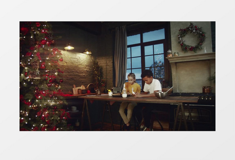 两个小朋友在给饼干挤奶油实拍视频素材