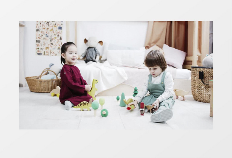 两个小朋友在开心的玩玩具实拍视频素材