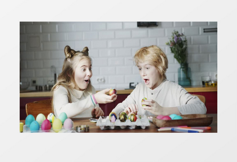 两个小朋友在拿着彩蛋碰撞实拍视频素材