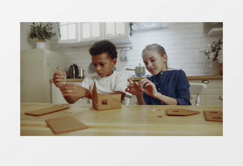 两个小朋友在一起做姜饼屋实拍视频素材